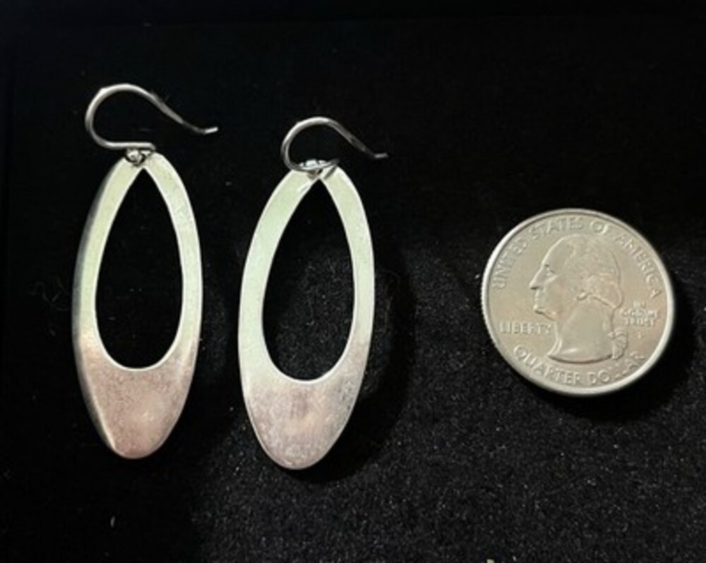 Sterling Silver Oval Hallow Hammer Earrings Marked 925 LA - Picture 2 of 3